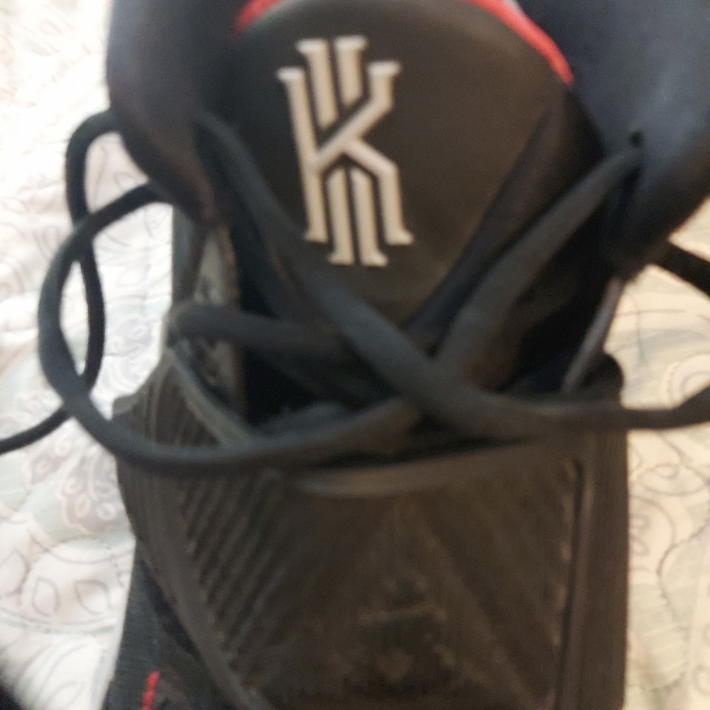 Nike Kyrie 6 GS BRED Youth Size 7. Black/Red/White. - Picture 7 of 8